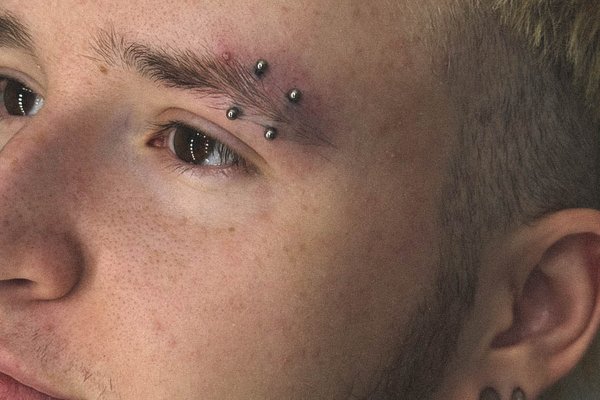 Augenbrauenpiercing