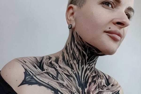 Hals-Tattoos für Frauen
