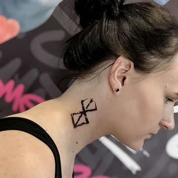 Hals-Tattoos für Frauen