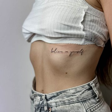 Rippen Tattoos Frauen