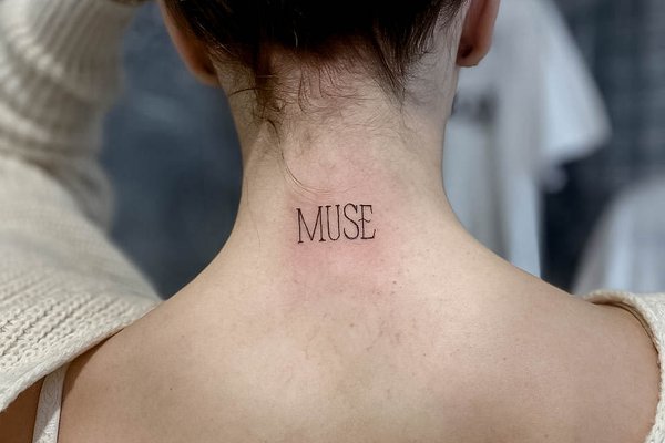 Hals-Tattoos für Frauen