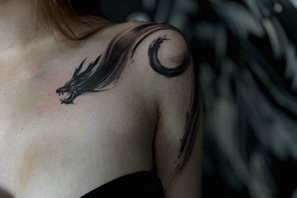 Schlüsselbein-Tattoos für Frauen