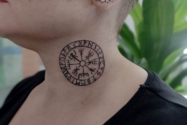 Hals-Tattoos für Frauen