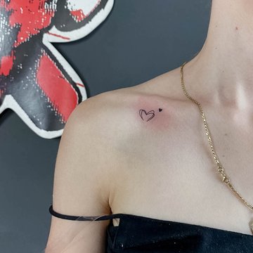 Schlüsselbein-Tattoos für Frauen