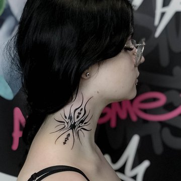 Hals-Tattoos für Frauen